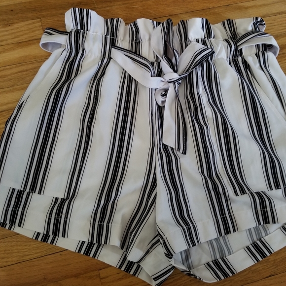 🌸 3/$15 Black and White Striped Shorts M - Picture 2 of 3